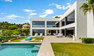 Villa de luxe moderne et exclusive, prête à emménager, à vendre à Benahavis - Marbella, avec vue imprenable sur le golf et la mer 33540 