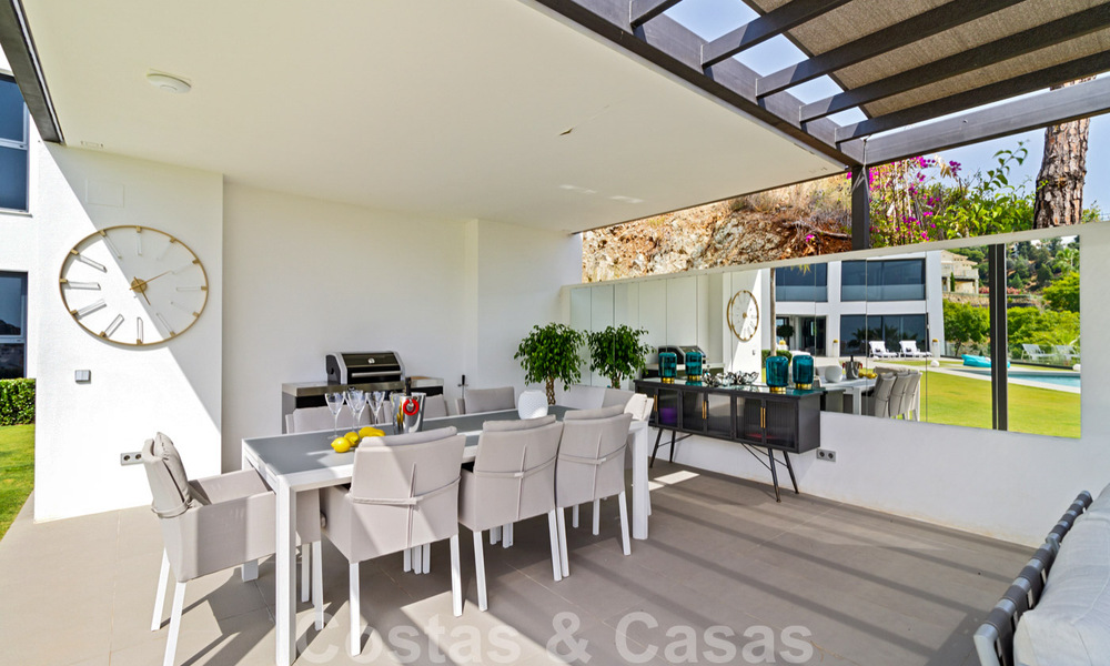 Villa de luxe moderne et exclusive, prête à emménager, à vendre à Benahavis - Marbella, avec vue imprenable sur le golf et la mer 33541