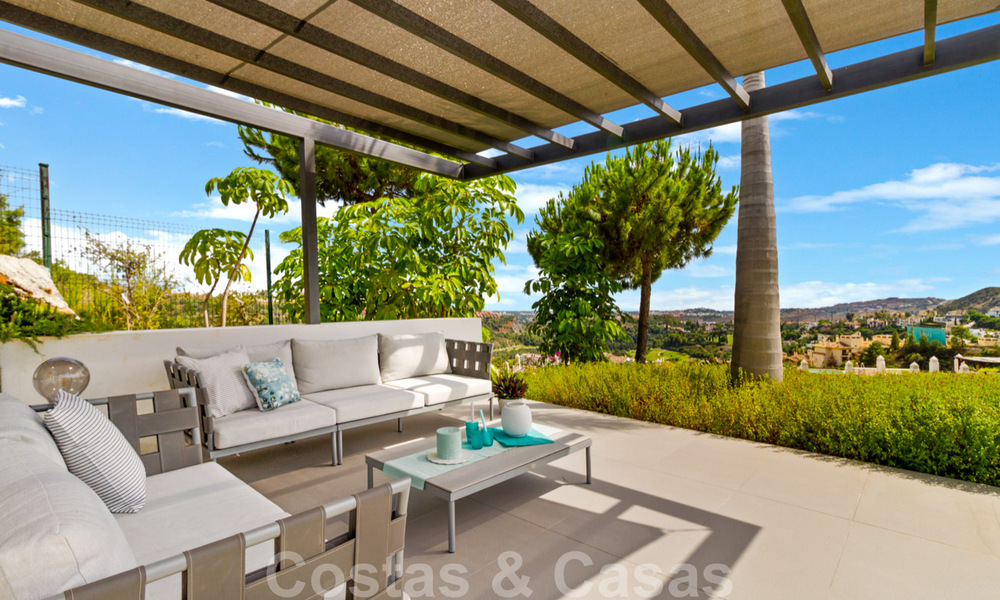 Villa de luxe moderne et exclusive, prête à emménager, à vendre à Benahavis - Marbella, avec vue imprenable sur le golf et la mer 33542