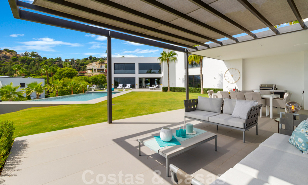 Villa de luxe moderne et exclusive, prête à emménager, à vendre à Benahavis - Marbella, avec vue imprenable sur le golf et la mer 33543
