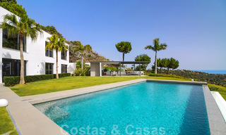 Villa de luxe moderne et exclusive, prête à emménager, à vendre à Benahavis - Marbella, avec vue imprenable sur le golf et la mer 33544 
