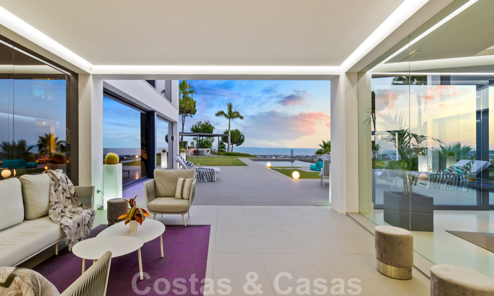 Villa de luxe moderne et exclusive, prête à emménager, à vendre à Benahavis - Marbella, avec vue imprenable sur le golf et la mer 33547