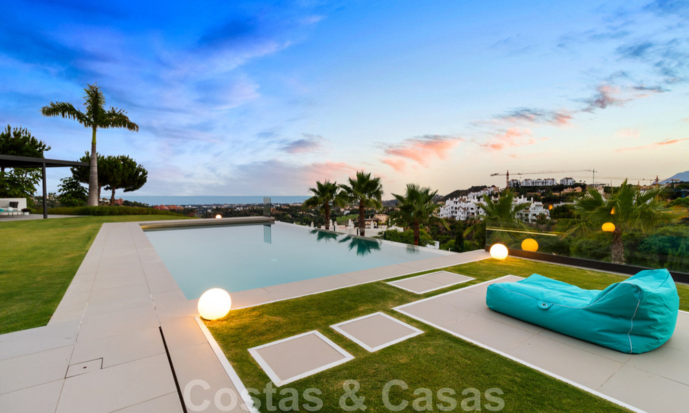 Villa de luxe moderne et exclusive, prête à emménager, à vendre à Benahavis - Marbella, avec vue imprenable sur le golf et la mer 33548