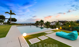 Villa de luxe moderne et exclusive, prête à emménager, à vendre à Benahavis - Marbella, avec vue imprenable sur le golf et la mer 33548 