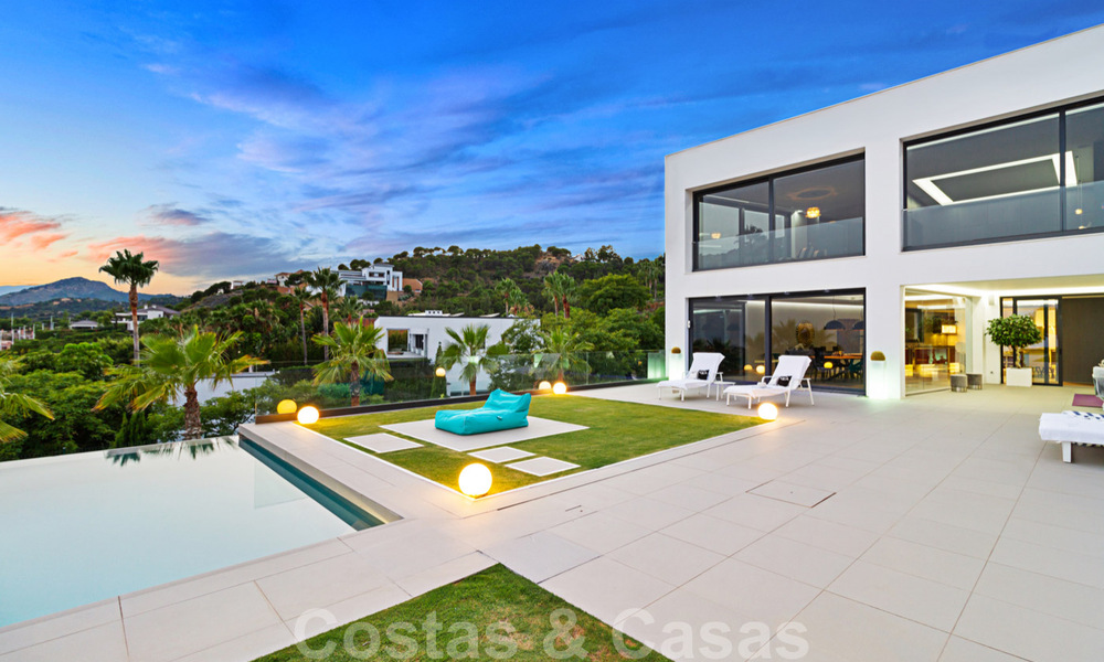 Villa de luxe moderne et exclusive, prête à emménager, à vendre à Benahavis - Marbella, avec vue imprenable sur le golf et la mer 33549