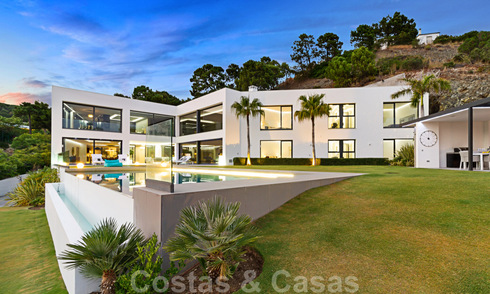 Villa de luxe moderne et exclusive, prête à emménager, à vendre à Benahavis - Marbella, avec vue imprenable sur le golf et la mer 33550