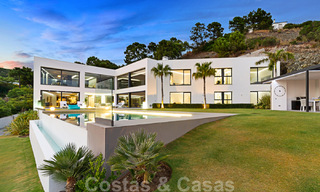 Villa de luxe moderne et exclusive, prête à emménager, à vendre à Benahavis - Marbella, avec vue imprenable sur le golf et la mer 33550 