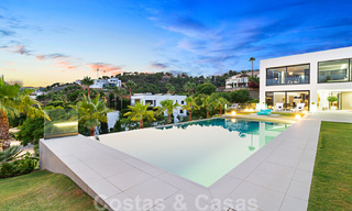Villa de luxe moderne et exclusive, prête à emménager, à vendre à Benahavis - Marbella, avec vue imprenable sur le golf et la mer 33551 