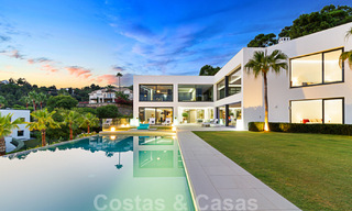 Villa de luxe moderne et exclusive, prête à emménager, à vendre à Benahavis - Marbella, avec vue imprenable sur le golf et la mer 33552 