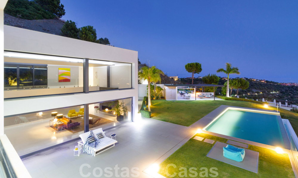 Villa de luxe moderne et exclusive, prête à emménager, à vendre à Benahavis - Marbella, avec vue imprenable sur le golf et la mer 33554