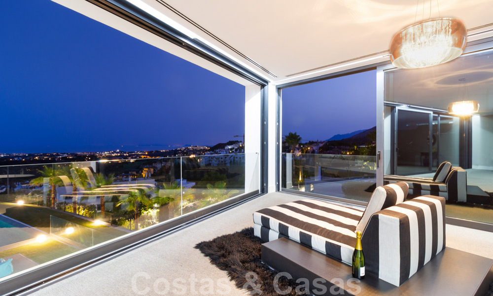 Villa de luxe moderne et exclusive, prête à emménager, à vendre à Benahavis - Marbella, avec vue imprenable sur le golf et la mer 33555