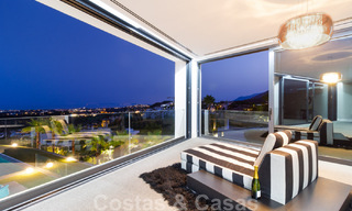 Villa de luxe moderne et exclusive, prête à emménager, à vendre à Benahavis - Marbella, avec vue imprenable sur le golf et la mer 33555 