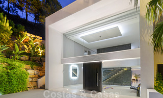 Villa de luxe moderne et exclusive, prête à emménager, à vendre à Benahavis - Marbella, avec vue imprenable sur le golf et la mer 33556 