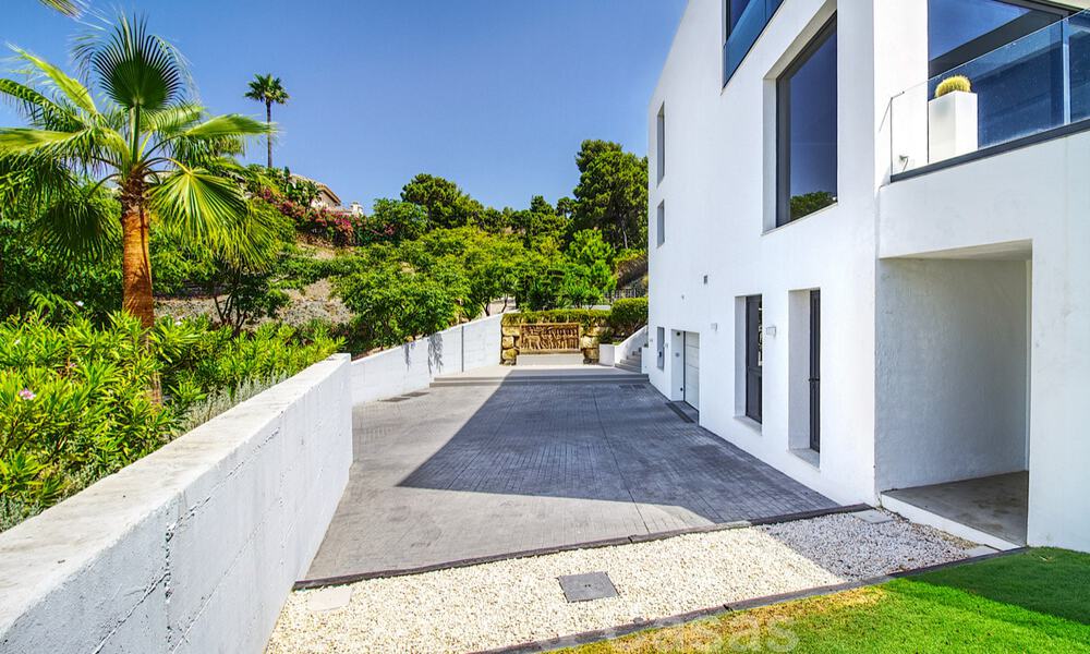 Villa de luxe moderne et exclusive, prête à emménager, à vendre à Benahavis - Marbella, avec vue imprenable sur le golf et la mer 33557