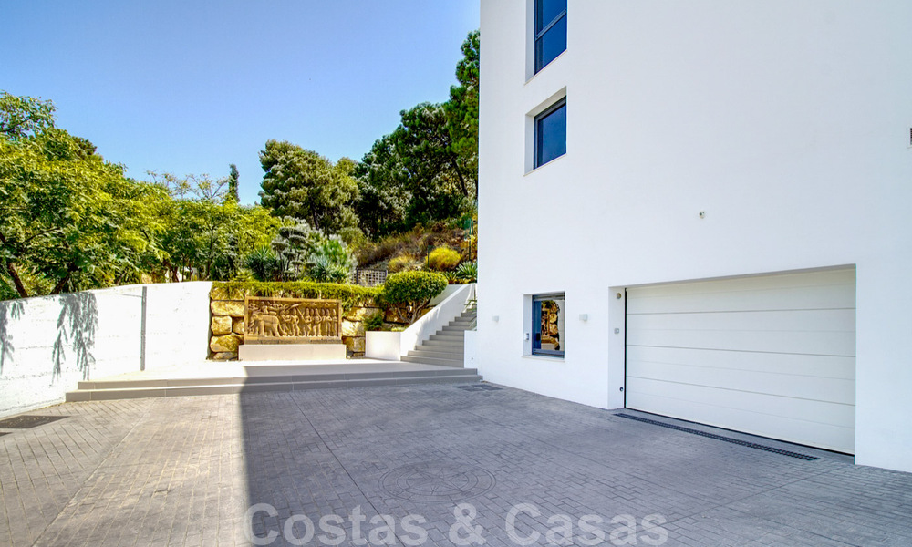 Villa de luxe moderne et exclusive, prête à emménager, à vendre à Benahavis - Marbella, avec vue imprenable sur le golf et la mer 33558