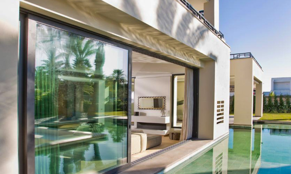 Prêt à emménager, deuxième ligne de plage, villa andalouse contemporaine à vendre, Marbella - Estepona Est 33450
