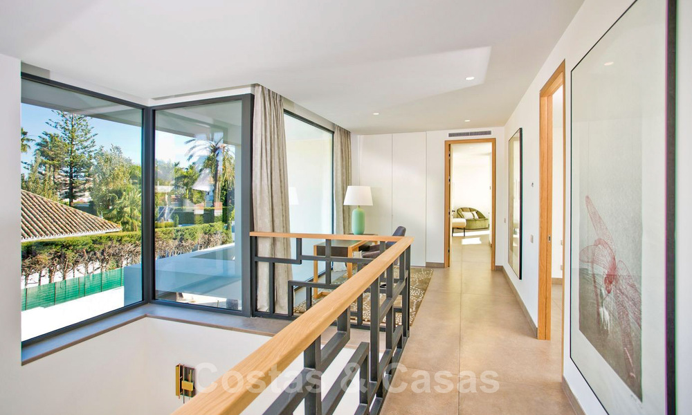 Prêt à emménager, deuxième ligne de plage, villa andalouse contemporaine à vendre, Marbella - Estepona Est 33452