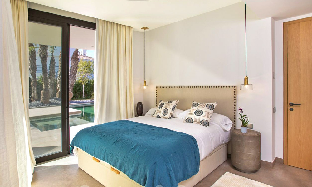 Prêt à emménager, deuxième ligne de plage, villa andalouse contemporaine à vendre, Marbella - Estepona Est 33453