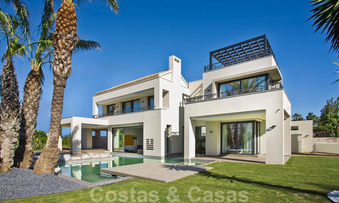 Prêt à emménager, deuxième ligne de plage, villa andalouse contemporaine à vendre, Marbella - Estepona Est 33454