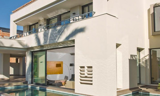 Prêt à emménager, deuxième ligne de plage, villa andalouse contemporaine à vendre, Marbella - Estepona Est 33456 