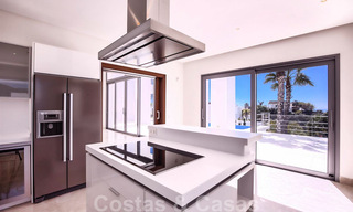 Prête à emménager, nouvelle villa de luxe moderne à vendre avec vue sur la mer à Marbella - Benahavis dans une résidence fermée 33564 