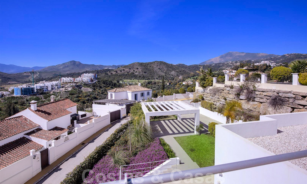 Prête à emménager, nouvelle villa de luxe moderne à vendre avec vue sur la mer à Marbella - Benahavis dans une résidence fermée 33574