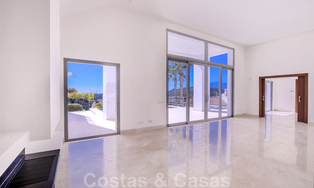 Prête à emménager, nouvelle villa de luxe moderne à vendre avec vue sur la mer à Marbella - Benahavis dans une résidence fermée 33575