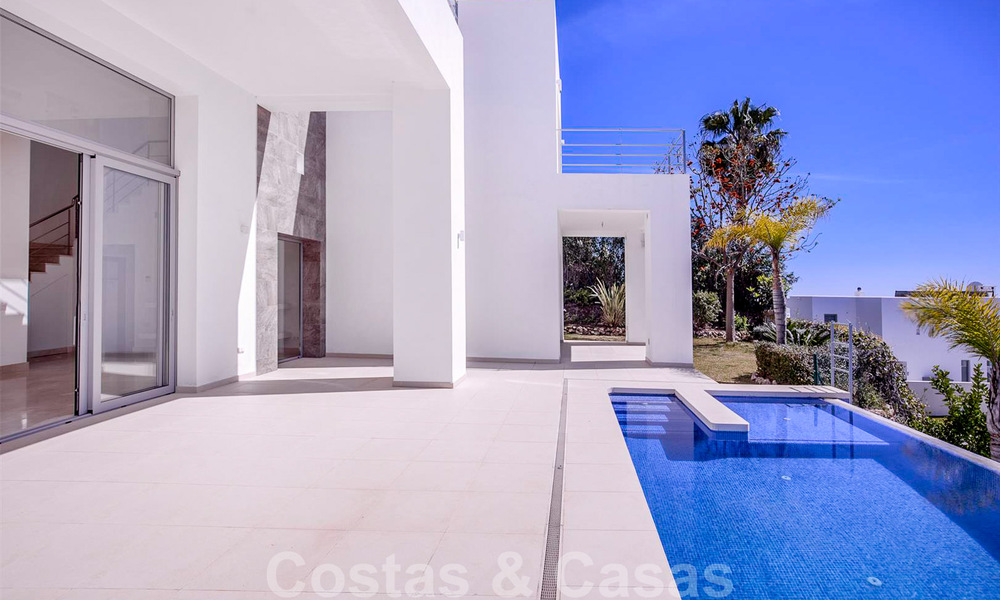 Prête à emménager, nouvelle villa de luxe moderne à vendre avec vue sur la mer à Marbella - Benahavis dans une résidence fermée 33577