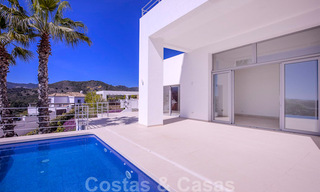 Prête à emménager, nouvelle villa de luxe moderne à vendre avec vue sur la mer à Marbella - Benahavis dans une résidence fermée 33578 