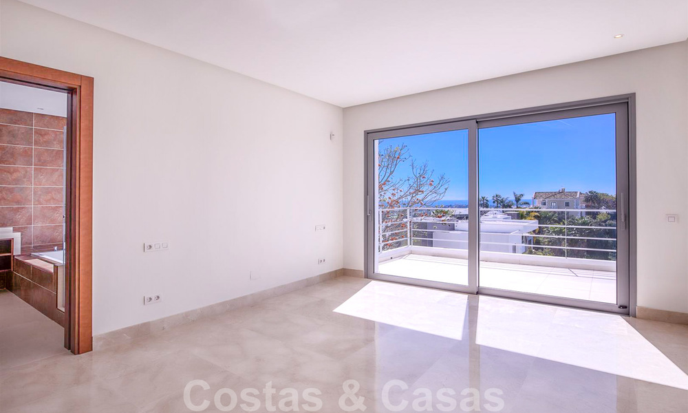 Prête à emménager, nouvelle villa de luxe moderne à vendre avec vue sur la mer à Marbella - Benahavis dans une résidence fermée 33580