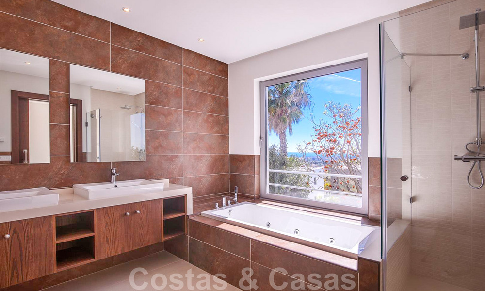 Prête à emménager, nouvelle villa de luxe moderne à vendre avec vue sur la mer à Marbella - Benahavis dans une résidence fermée 33582