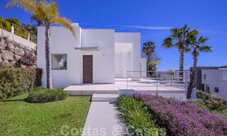 Prête à emménager, nouvelle villa de luxe moderne à vendre avec vue sur la mer à Marbella - Benahavis dans une résidence fermée 33584 