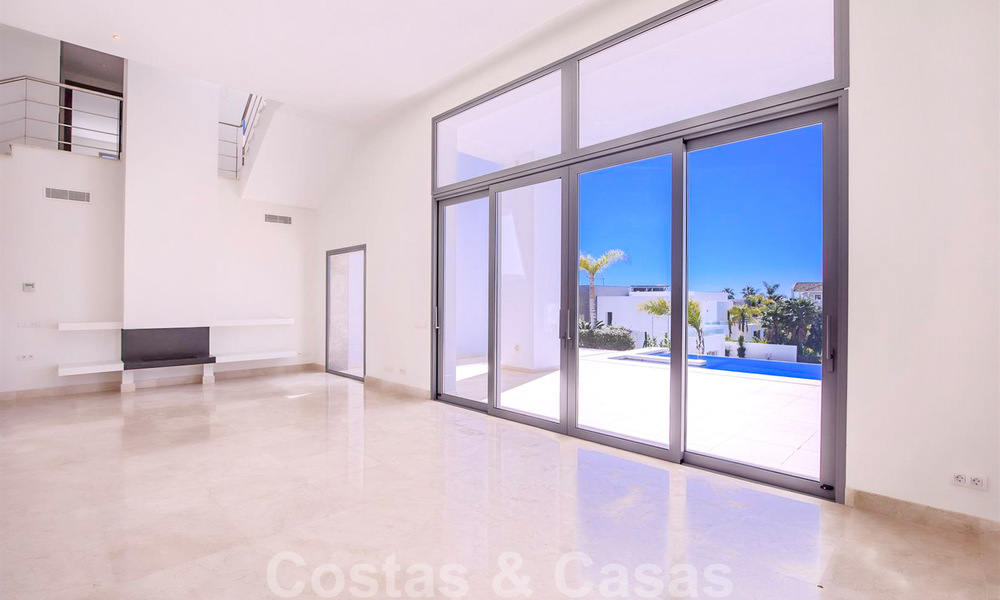 Prête à emménager, nouvelle villa de luxe moderne à vendre avec vue sur la mer à Marbella - Benahavis dans une résidence fermée 33588