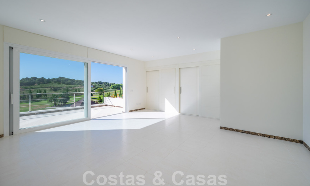 Villa moderne de luxe à vendre à Marbella - Benahavis avec vue panoramique sur le golf, prête à emménager 33485