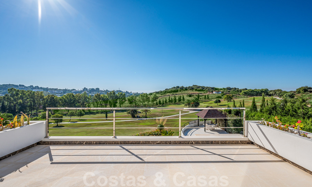 Villa moderne de luxe à vendre à Marbella - Benahavis avec vue panoramique sur le golf, prête à emménager 33486