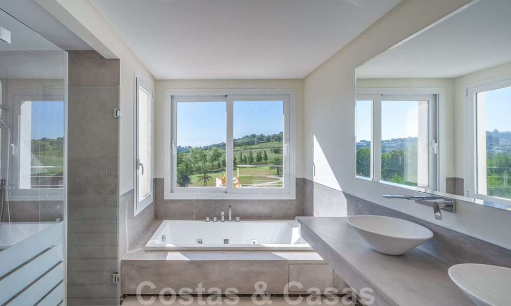 Villa moderne de luxe à vendre à Marbella - Benahavis avec vue panoramique sur le golf, prête à emménager 33489