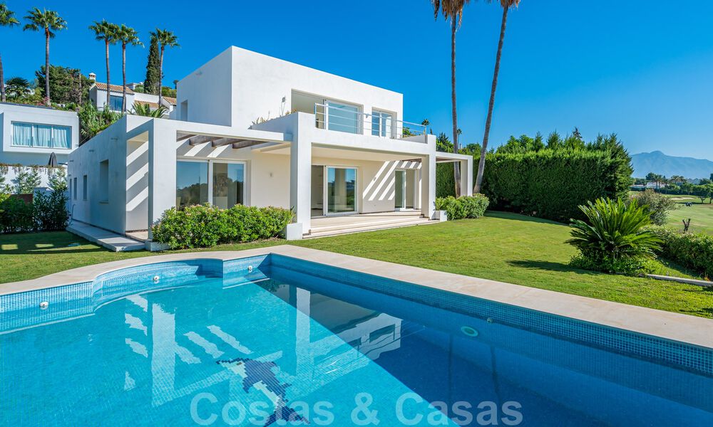 Villa moderne de luxe à vendre à Marbella - Benahavis avec vue panoramique sur le golf, prête à emménager 33490