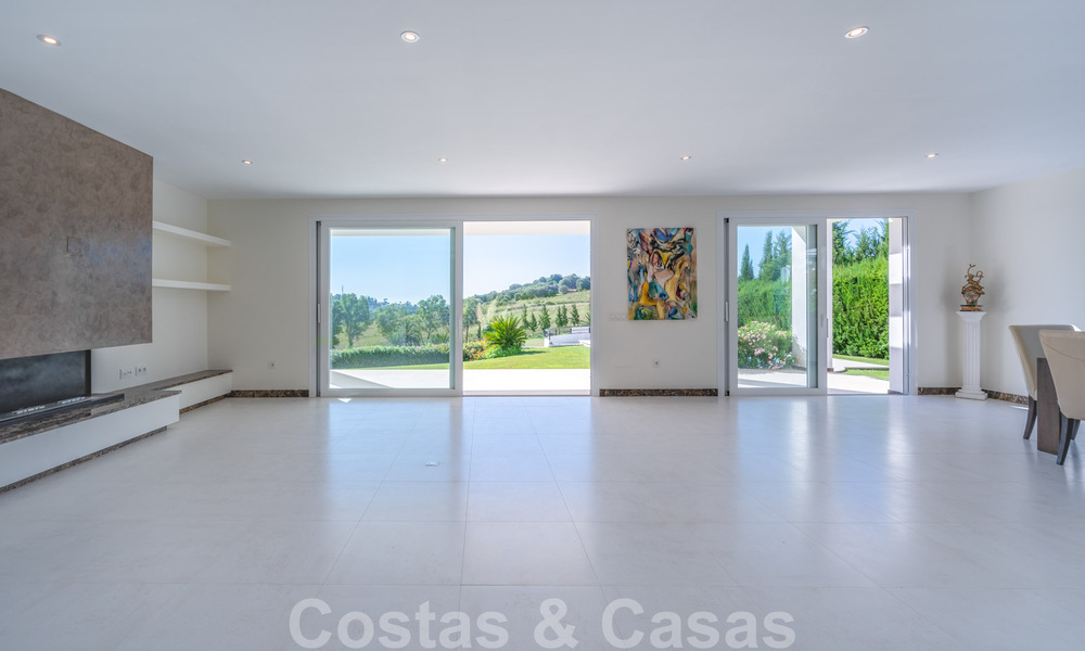 Villa moderne de luxe à vendre à Marbella - Benahavis avec vue panoramique sur le golf, prête à emménager 33492
