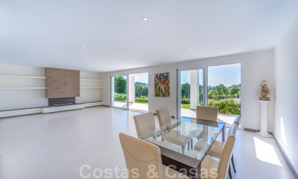 Villa moderne de luxe à vendre à Marbella - Benahavis avec vue panoramique sur le golf, prête à emménager 33496