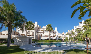 Appartement penthouse moderne à vendre dans un complexe en front de mer avec piscine privée et vue sur la mer, entre Marbella et Estepona 33724 