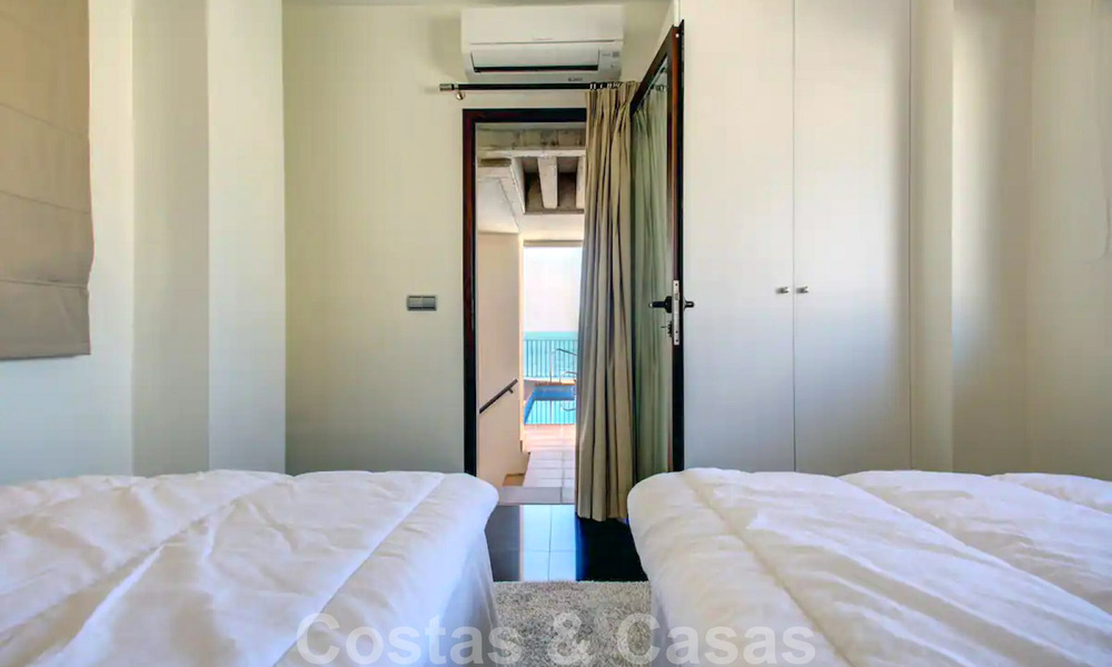Appartement penthouse moderne à vendre dans un complexe en front de mer avec piscine privée et vue sur la mer, entre Marbella et Estepona 33727