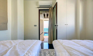 Appartement penthouse moderne à vendre dans un complexe en front de mer avec piscine privée et vue sur la mer, entre Marbella et Estepona 33727 