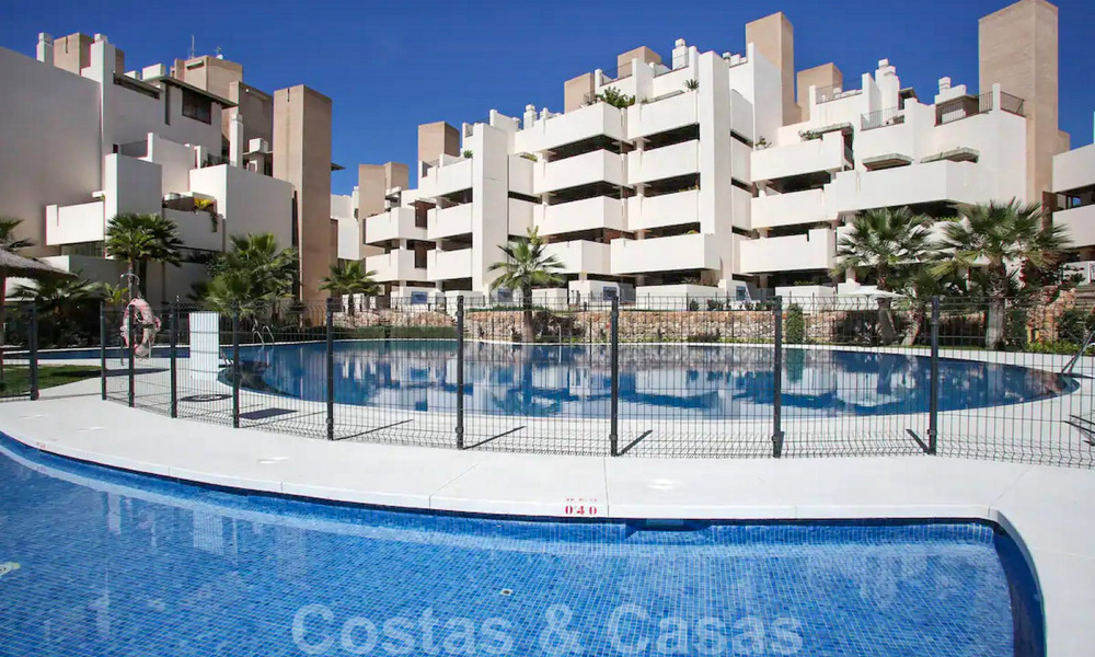 Appartement penthouse moderne à vendre dans un complexe en front de mer avec piscine privée et vue sur la mer, entre Marbella et Estepona 33729