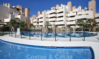 Appartement penthouse moderne à vendre dans un complexe en front de mer avec piscine privée et vue sur la mer, entre Marbella et Estepona 33729 