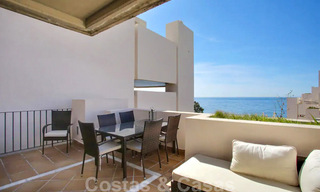 Appartement penthouse moderne à vendre dans un complexe en front de mer avec piscine privée et vue sur la mer, entre Marbella et Estepona 33730 