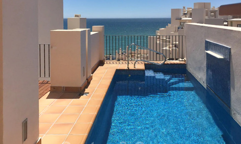 Appartement penthouse moderne à vendre dans un complexe en front de mer avec piscine privée et vue sur la mer, entre Marbella et Estepona 33731
