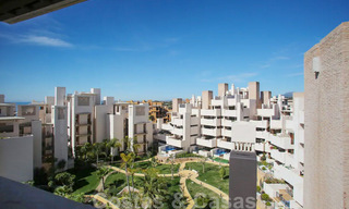 Appartement penthouse moderne à vendre dans un complexe en front de mer avec piscine privée et vue sur la mer, entre Marbella et Estepona 33737 