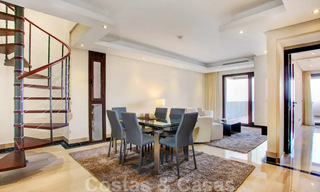 Appartement penthouse moderne à vendre dans un complexe en front de mer avec piscine privée et vue sur la mer, entre Marbella et Estepona 33738 