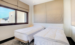 Appartement penthouse moderne à vendre dans un complexe en front de mer avec piscine privée et vue sur la mer, entre Marbella et Estepona 33741 