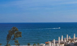 Appartement penthouse moderne à vendre dans un complexe en front de mer avec piscine privée et vue sur la mer, entre Marbella et Estepona 33745 